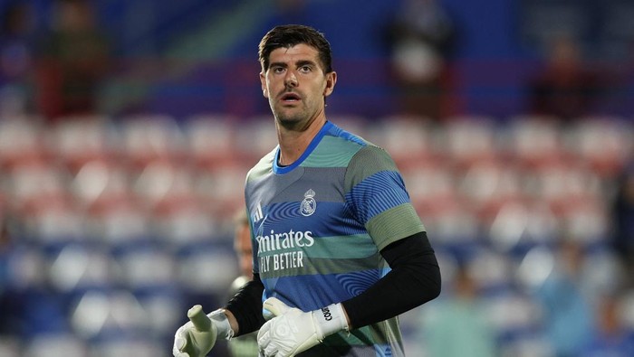 Soccer Football - LaLiga - Getafe v Real Madrid - Estadio Coliseum, Getafe, Spain - October 19, 2025 Real Madrids Thibaut Courtois during the warm up before the match REUTERS/Violeta Santos Moura