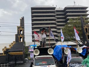 Hujan-hujanan di Kantor Gubernur Jateng, Massa Buruh Tuntut Kenaikan UMP 10,5% Hujan-hujanan di Kantor Gubernur Jateng, Massa Buruh Tuntut Kenaikan UMP 10,5%
