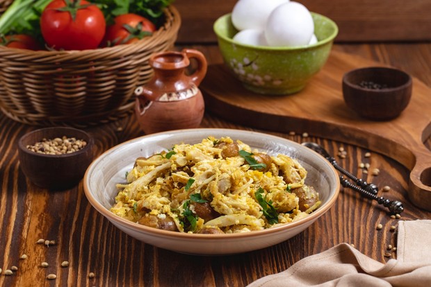 Telur kecap dan tumis sayur/ Foto: Freepik.com/stoccking Nasi telur kecap dan sayur tumis jadi pilihan bekal makan siang yang simpel tapi bergizi. Kombinasi rasa gurih manis dari telur kecap dan segarnya sayur tumis bikin kenyang tanpa bikin kantong bolong.