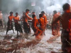 Mebayang-Bayang, Tradisi di Klungkung yang Digelar Malam Sebelum Nyepi Mebayang-Bayang, Tradisi di Klungkung yang Digelar Malam Sebelum Nyepi