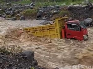 Penampakan Truk Bermuatan Batu di Probolinggo Terseret Arus Banjir Penampakan Truk Bermuatan Batu di Probolinggo Terseret Arus Banjir