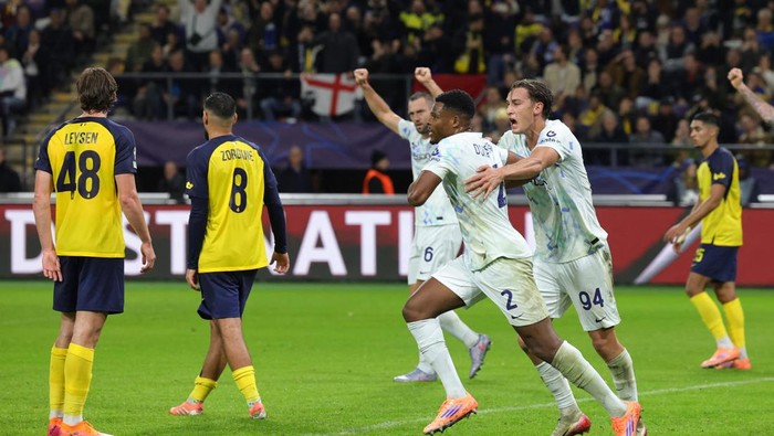 Soccer Football - UEFA Champions League - Union Saint-Gilloise v Inter Milan - Lotto Park, Brussels, Belgium - October 21, 2025 Inter Milans Denzel Dumfries celebrates scoring their first goal with Francesco Esposito REUTERS/Yves Herman
