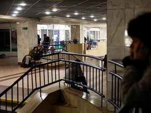 Warga Kyiv Berlindung di Stasiun Metro Saat Rudal Rusia Mengguncang Kota