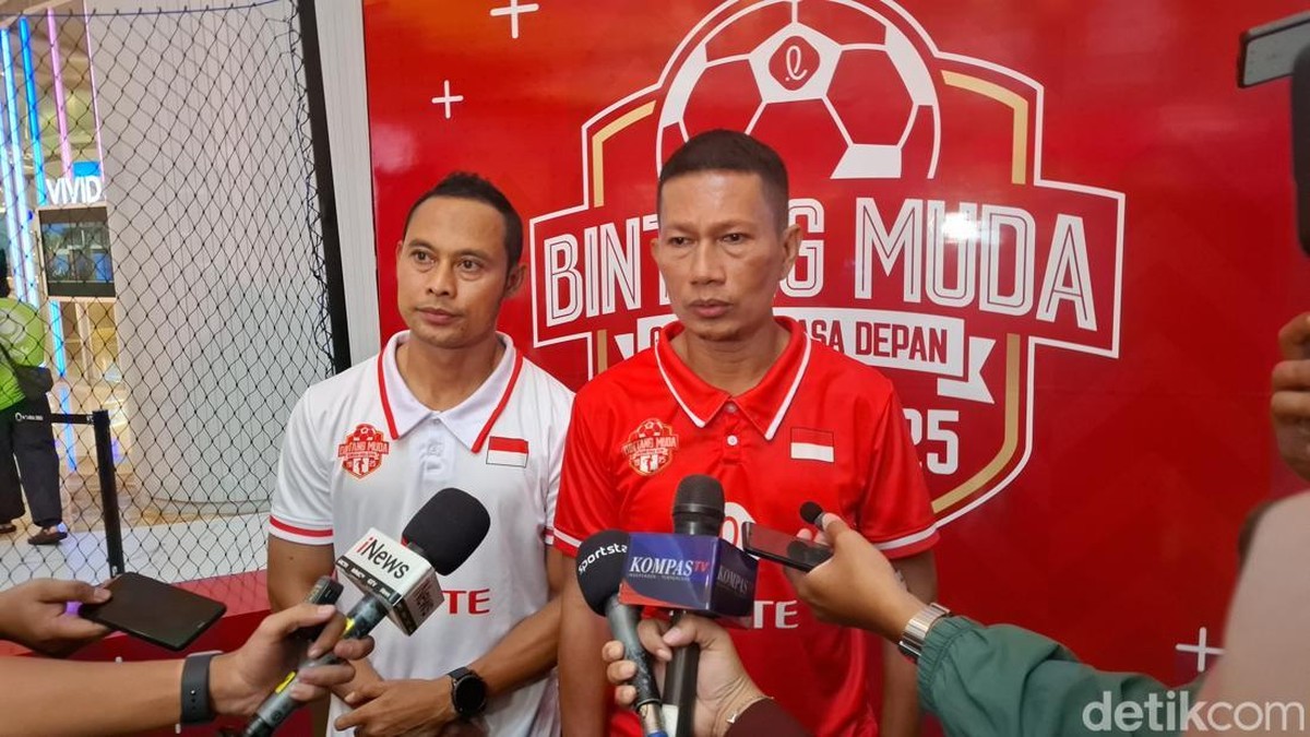 Eks pemain Timnas Indonesia, Atep (kiri) dan Ismed Sofyan. Foto: Mercy Raya/detikSport