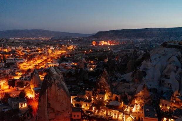Cappadocia termasuk destinasi Eropa menarik yang patut dikenal dunia/Foto: Unsplash/Igor Sporynin Wilayah Cappadocia di Turki dikenal karena lanskapnya yang tidak biasa dengan formasi batuan tinggi berbentuk kerucut hasil erosi alam. Pemandangan tersebut menjadi daya tarik tersendiri, terutama saat terlihat dari balon udara saat matahari terbit. Keindahan ini menjadikan Cappadocia sebagai tempat unik di Eropa yang sulit ditemukan di wilayah lain.