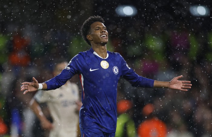 Soccer Football - UEFA Champions League - Chelsea v Ajax Amsterdam - Stamford Bridge, London, Britain - October 22, 2025  Chelseas Marc Guiu celebrates scoring their first goal with Wesley Fofana and Jamie Gittens Action Images via Reuters/Peter Cziborra