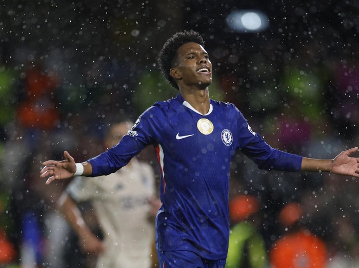 Soccer Football - UEFA Champions League - Chelsea v Ajax Amsterdam - Stamford Bridge, London, Britain - October 22, 2025  Chelsea's Marc Guiu celebrates scoring their first goal with Wesley Fofana and Jamie Gittens Action Images via Reuters/Peter Cziborra