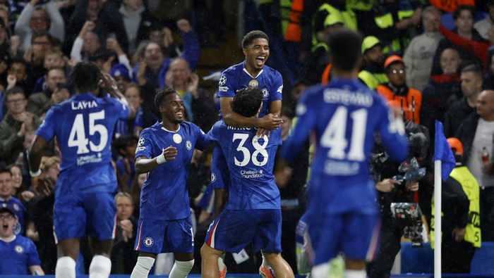 Soccer Football - UEFA Champions League - Chelsea v Ajax Amsterdam - Stamford Bridge, London, Britain - October 22, 2025  Chelseas Marc Guiu celebrates scoring their first goal with Wesley Fofana and Jamie Gittens Action Images via Reuters/Peter Cziborra