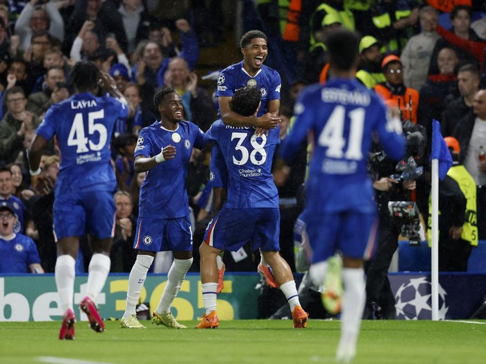 Soccer Football - UEFA Champions League - Chelsea v Ajax Amsterdam - Stamford Bridge, London, Britain - October 22, 2025  Chelsea's Marc Guiu celebrates scoring their first goal with Wesley Fofana and Jamie Gittens Action Images via Reuters/Peter Cziborra