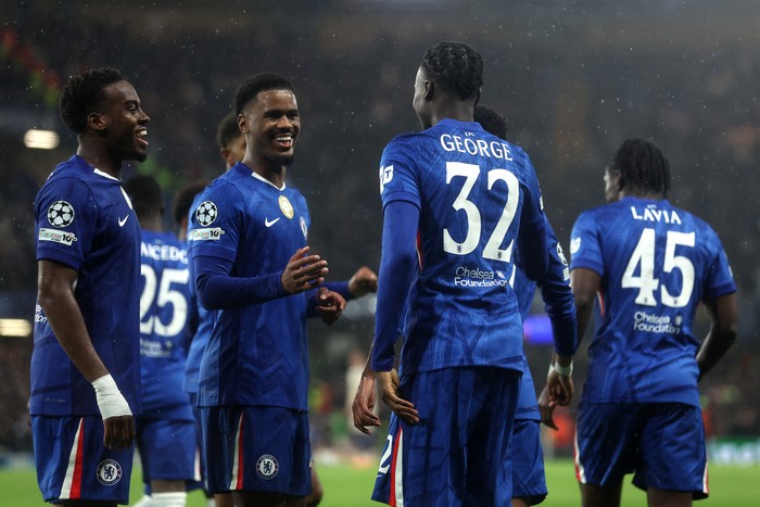 LONDON, ENGLAND - OCTOBER 22: Tyrique George of Chelsea celebrates with teammates after scoring his teams fifth goal during the UEFA Champions League 2025/26 League Phase MD3 match between Chelsea FC and AFC Ajax at Stamford Bridge on October 22, 2025 in London, England. (Photo by Chris Lee - Chelsea FC/Chelsea FC via Getty Images)