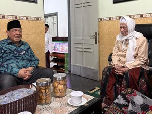 Video: Momen Chairul Tanjung Sowan ke KH Anwar Manshur Lirboyo Video: Momen Chairul Tanjung Sowan ke KH Anwar Manshur Lirboyo