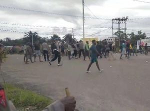 Demo di Boven Digoel Berujung Ricuh, 3 Polisi Luka dan 4 Provokator Diamankan Demo di Boven Digoel Berujung Ricuh, 3 Polisi Luka dan 4 Provokator Diamankan