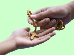 Susunan Doa Rosario Kamis, 6 November 2025 Lengkap Teks Peristiwa Terang