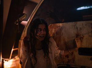 Video: POV Nonton Film Zombie Lokal Abadi Nan Jaya Video: POV Nonton Film Zombie Lokal Abadi Nan Jaya