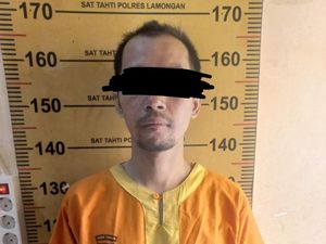 Pengurus Biro Umrah di Lamongan Ditahan Diduga Gelapkan Ratusan Juta Pengurus Biro Umrah di Lamongan Ditahan Diduga Gelapkan Ratusan Juta