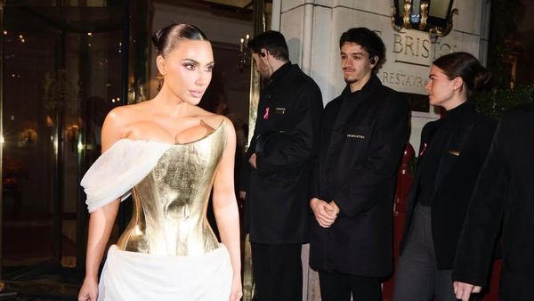 Foto: Kim Kardashian Rayakan Ultah ke-45, Bergaya Bak Dewi Yunani