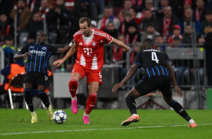 22 October 2025, Bavaria, Munich: Soccer, Men, Champions League, Preliminary Round, Matchday 3, Bayern Munich - FC Brugge, Allianz Arena: Brugges Carlos Forbs (l-r), Bayern Munichs Harry Kane and Brugges Joel Ordonez. Photo: Sven Hoppe/dpa (Photo by Sven Hoppe/picture alliance via Getty Images)