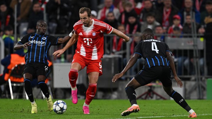 22 October 2025, Bavaria, Munich: Soccer, Men, Champions League, Preliminary Round, Matchday 3, Bayern Munich - FC Brugge, Allianz Arena: Brugges Carlos Forbs (l-r), Bayern Munichs Harry Kane and Brugges Joel Ordonez. Photo: Sven Hoppe/dpa (Photo by Sven Hoppe/picture alliance via Getty Images)