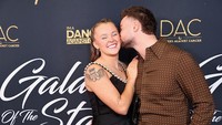 JoJo Siwa & Kekasih Ciuman di Red Carpet, Unkap Pesan Cinta Sambil Nangis JoJo Siwa & Kekasih Ciuman di Red Carpet, Unkap Pesan Cinta Sambil Nangis