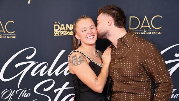 JoJo Siwa & Kekasih Ciuman di Red Carpet, Unkap Pesan Cinta Sambil Nangis