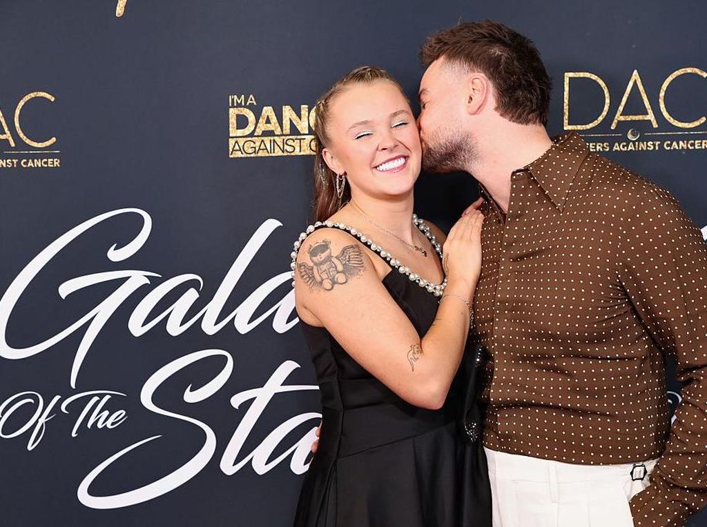 JoJo Siwa & Kekasih Ciuman di Red Carpet, Unkap Pesan Cinta Sambil Nangis JoJo Siwa & Kekasih Ciuman di Red Carpet, Unkap Pesan Cinta Sambil Nangis