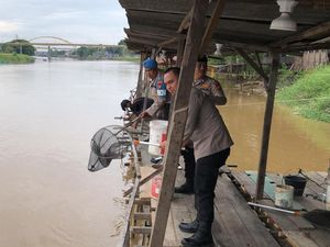 Kapal Jalur Polsek Kawasan Pelabuhan Angkut Sampah di Sungai Siak Kapal Jalur Polsek Kawasan Pelabuhan Angkut Sampah di Sungai Siak