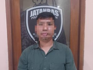Karyawan Mal di Mataram Kuras Duit Brankas lalu Diganti Uang Mainan Karyawan Mal di Mataram Kuras Duit Brankas lalu Diganti Uang Mainan