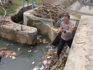 Pak Bhabin Turun Bersama Warga Angkut Sampah Sungai Cegah Banjir di Jepara Pak Bhabin Turun Bersama Warga Angkut Sampah Sungai Cegah Banjir di Jepara