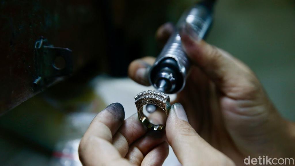 Kreativitas Pengrajin Cikini Hasilkan Perhiasan Emas Bernilai Tinggi Kreativitas Pengrajin Cikini Hasilkan Perhiasan Emas Bernilai Tinggi