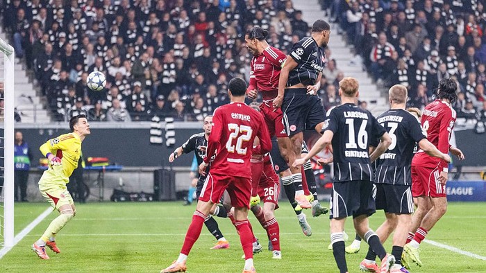 FRANKFURT AM MAIN, GERMANY - OCTOBER 22: Virgil van Dijk of Liverpool (C) heads the ball for scoring his goal over Goalkeeper Michael Zetterer of Eintracht Frankfurt (L) during the UEFA Champions League 2025/26 League Phase MD3 match between Eintracht Frankfurt and Liverpool FC at Frankfurt Stadion on October 22, 2025 in Frankfurt am Main, Germany. (Photo by Sathire Kelpa/Eurasia Sport Images/Getty Images)