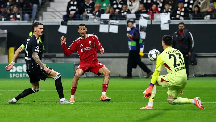 Soccer Football - UEFA Champions League - Eintracht Frankfurt v Liverpool - Deutsche Bank Park, Frankfurt, Germany - October 22, 2025  Liverpools Hugo Ekitike has his shot saved by Eintracht Frankfurts Michael Zetterer REUTERS/Kai Pfaffenbach