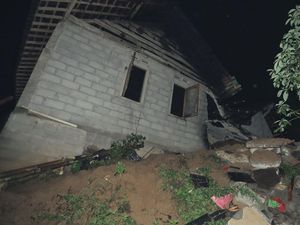 Tanah Longsor Timpa Rumah Warga di Blitar, 3 Orang Luka