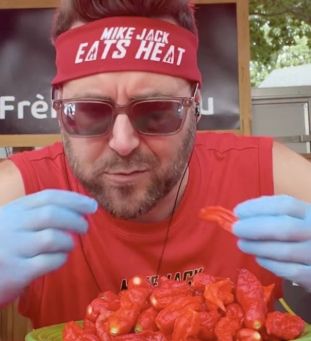 Makan 50 cabai terpedas di dunia Ekstrem Banget! Pria Ini Makan 50 Cabai Terpedas Dunia dalam 15 Menit