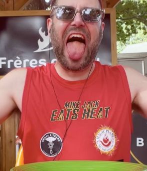 Makan 50 cabai terpedas di dunia Ekstrem Banget! Pria Ini Makan 50 Cabai Terpedas Dunia dalam 15 Menit