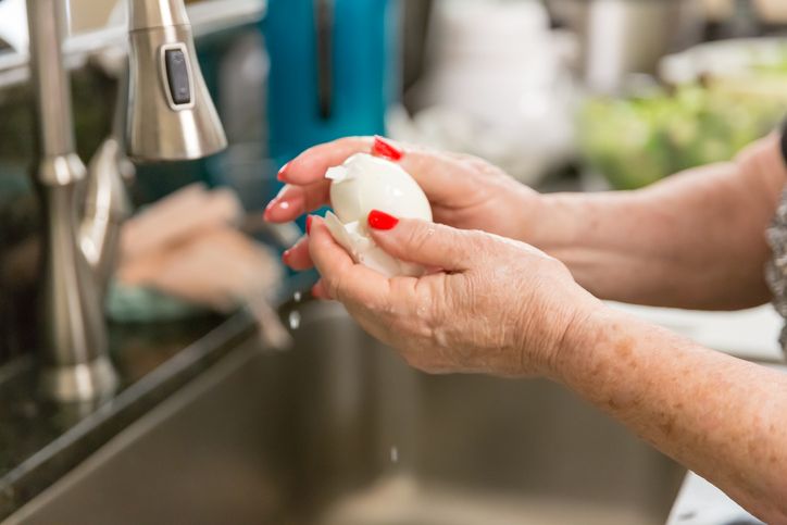 Mengupas telur rebus