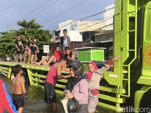 Banjir di Kaligawe Lumpuhkan Akses Motor, Warga-Pekerja Nebeng Tronton