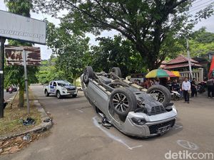 Video: Pajero Dihantam Truk Lalu Terguling dan Menabrak Motor di Sukabumi Video: Pajero Dihantam Truk Lalu Terguling dan Menabrak Motor di Sukabumi