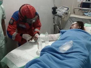 Jari Korban Kebakaran di Jakut Membengkak, Damkar Buka Cincin Jari Korban Kebakaran di Jakut Membengkak, Damkar Buka Cincin