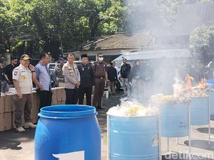 2,7 Juta Butir Pil Setan Siap Edar di Bandung Dimusnahkan 2,7 Juta Butir Pil Setan Siap Edar di Bandung Dimusnahkan