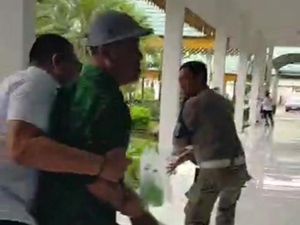 Viral Pria Siram Kantor Bupati Langkat dengan BBM, Diduga karena Stres Viral Pria Siram Kantor Bupati Langkat dengan BBM, Diduga karena Stres