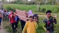 Viral Wanita di Bondowoso Hendak Melahirkan Ditandu Menuju Puskesmas
