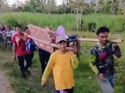 Viral Wanita di Bondowoso Hendak Melahirkan Ditandu Menuju Puskesmas