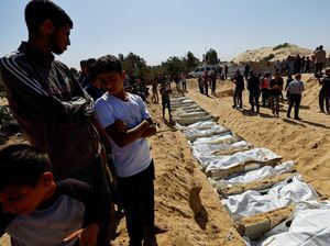 Pilu Warga Gaza Makamkan Puluhan Jenazah Tak Dikenal yang Diserahkan Israel Pilu Warga Gaza Makamkan Puluhan Jenazah Tak Dikenal yang Diserahkan Israel