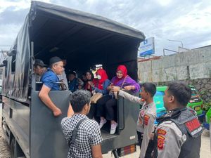 Demo Sopir Angkot Bogor, Polisi-TNI Siapkan Truk Angkut Penumpang Telantar Demo Sopir Angkot Bogor, Polisi-TNI Siapkan Truk Angkut Penumpang Telantar