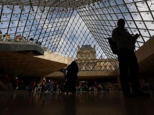 Video Perampokan Museum Guncang Prancis, 2.000 Koin Kuno Raib Video Perampokan Museum Guncang Prancis, 2.000 Koin Kuno Raib
