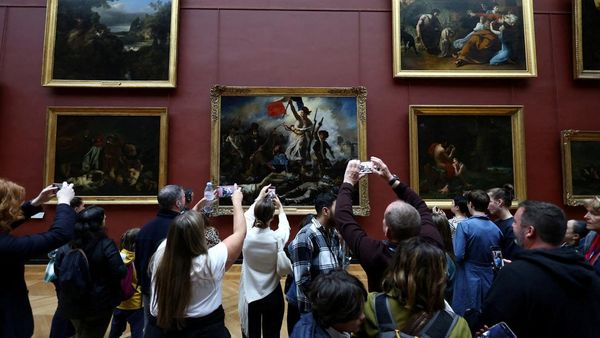 Potret Museum Louvre Kembali Dibuka Usai Geger Pencurian Perhiasan