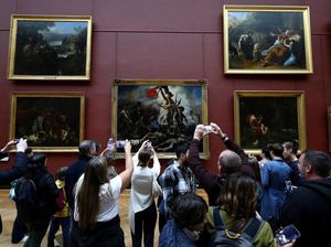 Potret Museum Louvre Kembali Dibuka Usai Geger Pencurian Perhiasan Potret Museum Louvre Kembali Dibuka Usai Geger Pencurian Perhiasan