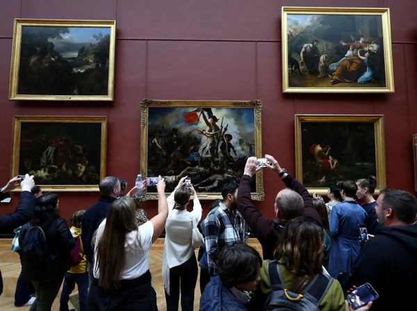 Potret Museum Louvre Kembali Dibuka Usai Geger Pencurian Perhiasan