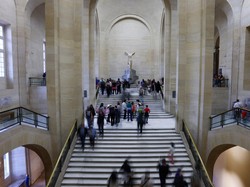 100 Kamera Eksternal Akan Dipasang di Museum Louvre Usai Dibobol Maling