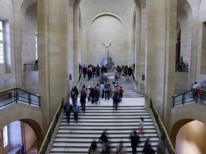 Video: Akhir Pelarian Pencuri Permata Museum Louvre di Paris Video: Akhir Pelarian Pencuri Permata Museum Louvre di Paris